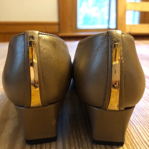 Stuart Weitzman Gold leather block heel pumps. Size 6. - Picture 6 of 11